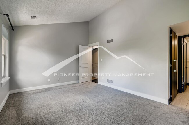 Building Photo - Spacious Condo with Washer/Dryer and Parking