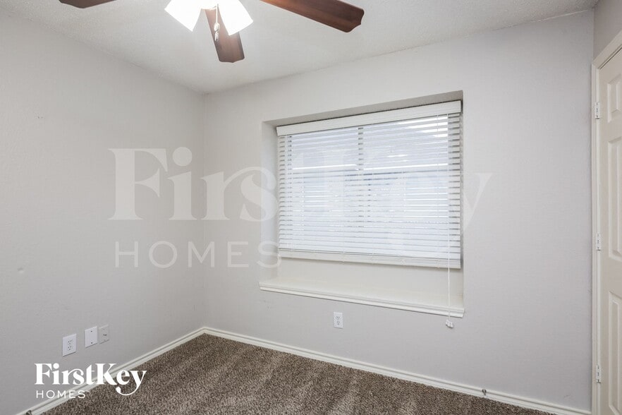 Building Photo - 136 Woodcreek Dr