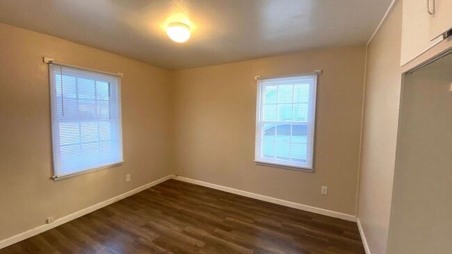 Building Photo - 2 Bedroom, 1 Bath Home w/Garage Available ...