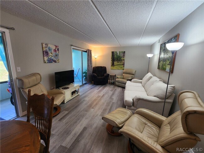 Building Photo - 2400 Forest Dr