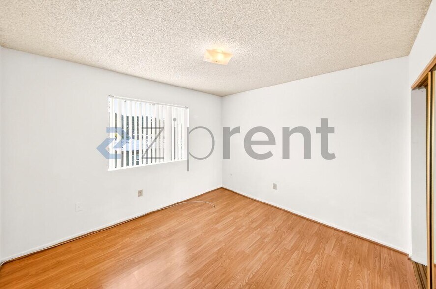 Building Photo - 1004 E Garfield Ave