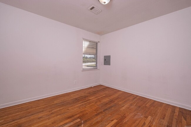 Building Photo - 1310 E North St