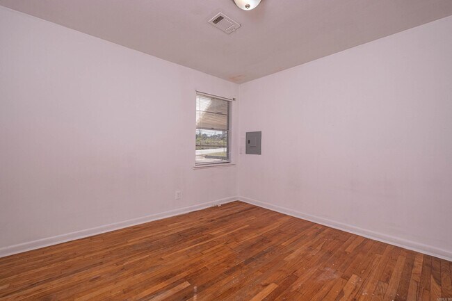 Building Photo - 917 N East St