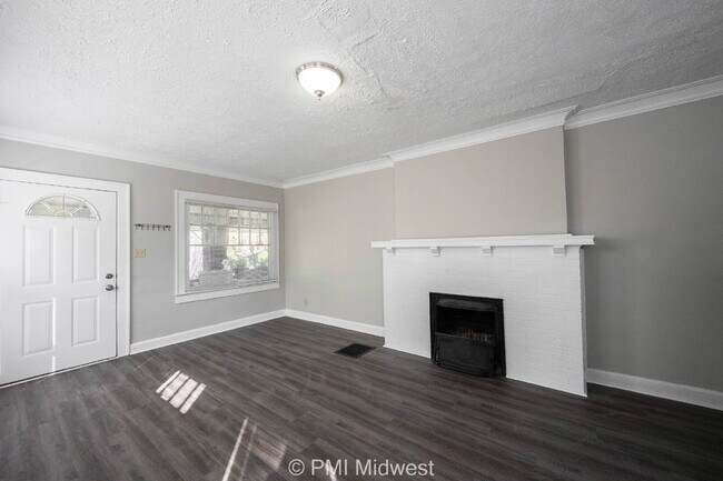 Building Photo - "Charming 3 Bedroom with Hardwood Floors i...