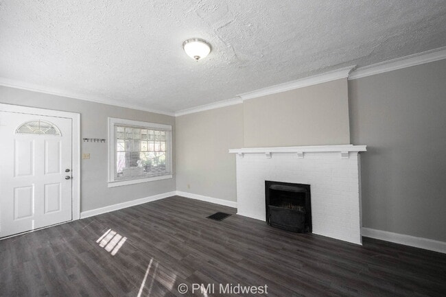 Building Photo - "Charming 3 Bedroom with Hardwood Floors in Indianapolis - Don't Miss Out!"