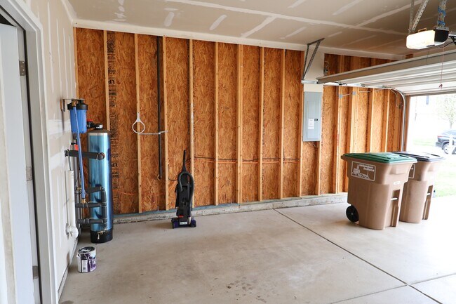 Building Photo - 1899 Lakecrest Dr