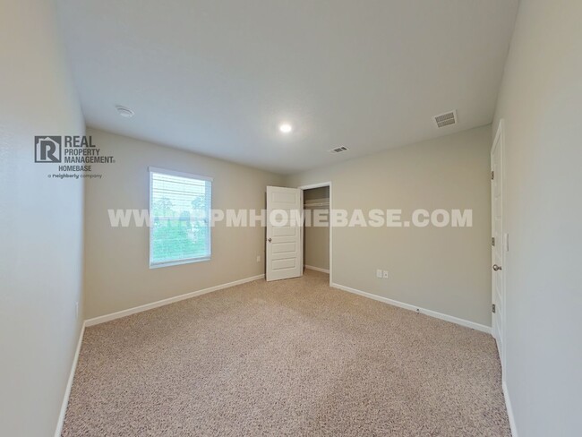 Building Photo - Spacious 5-Bedroom Home in Heritage Planta...
