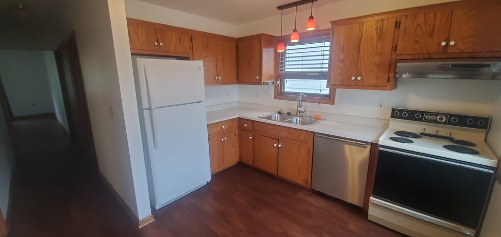 Building Photo - 2425 S 75th St
