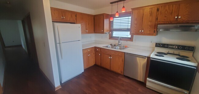 Primary Photo - 2425 S 75th St