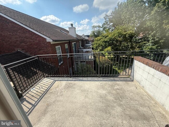 Building Photo - 922 Montgomery Ave