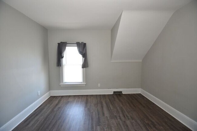 Building Photo - Near Downtown South Bend 3 bedroom home