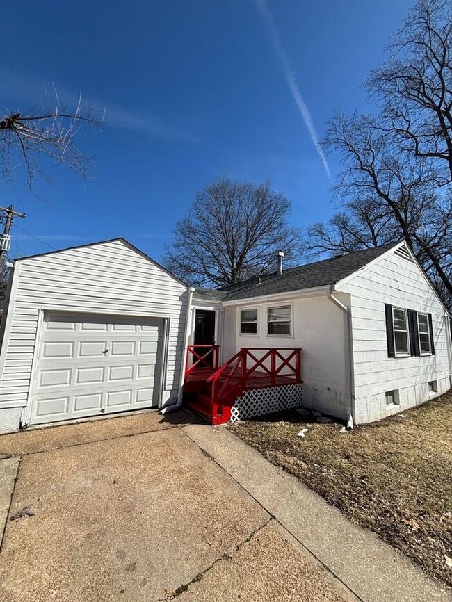 Building Photo - Charming 4-Bedroom Home in a Convenient Lo...