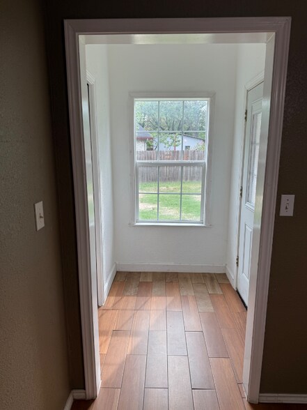Building Photo - 6 Sunflower Cir