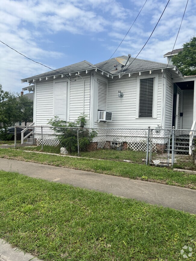 Building Photo - 3927 Avenue M