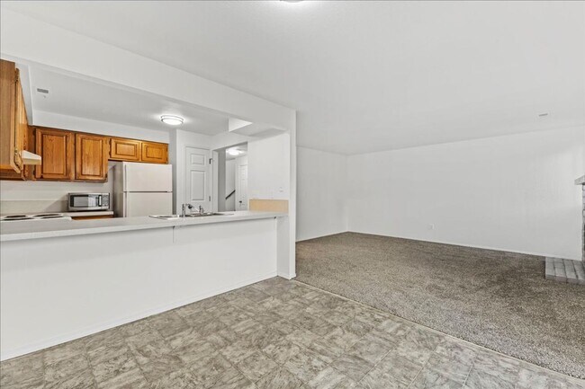 Building Photo - 3 Bedroom 1.5 Bathroom Townhouse in Southeast Boise