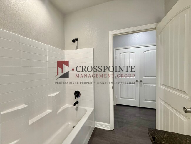 Building Photo - Tour Today! 3 Bedroom, 2 Bathroom Duplex!