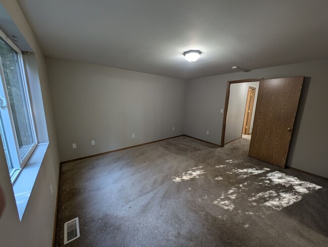 Building Photo - East Bremerton 3 Bedroom, Close to EVERYTH...