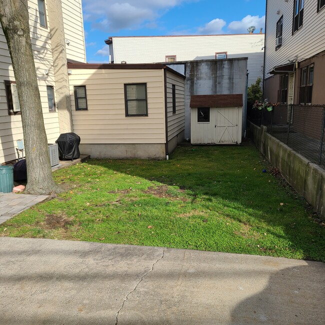 yard - 1438 43rd St