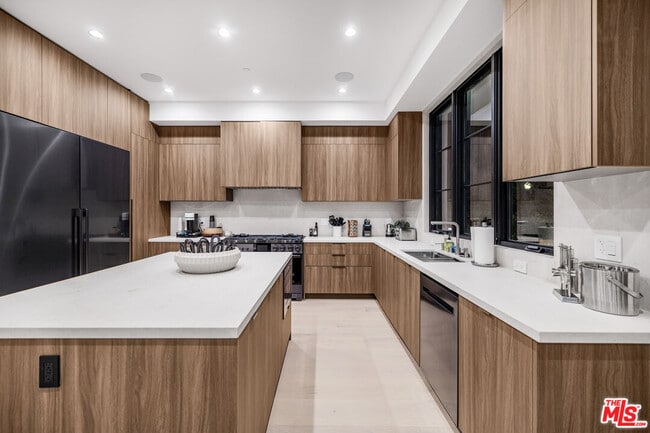 Building Photo - 4256 Camellia Ave