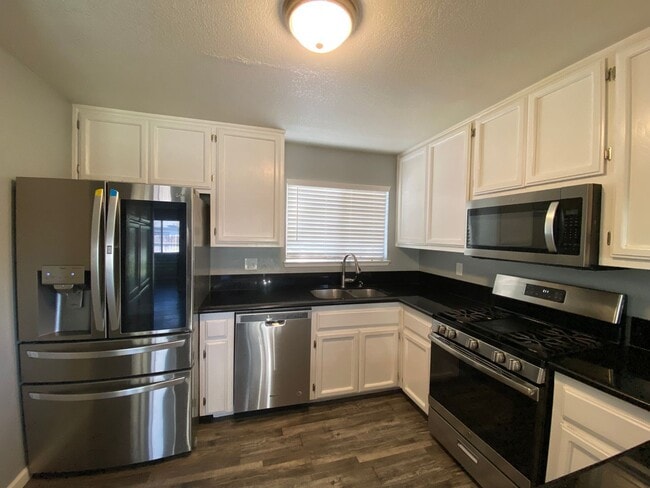 Building Photo - Newley Remodeled 3 BD 2 BA house on corner...