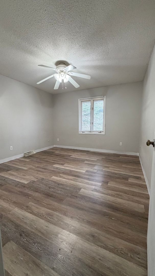 Building Photo - New on the Market-2 bedroom apartment-Maumee schools