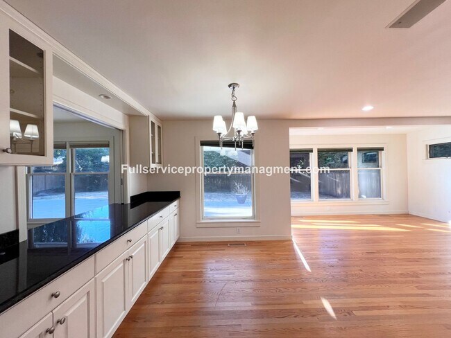 Building Photo - Beautiful Mercer Island Home with Private Hot Tub Pavillion & Spacious Floor Plan