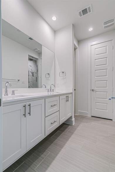 Building Photo - 6028 Lewis St