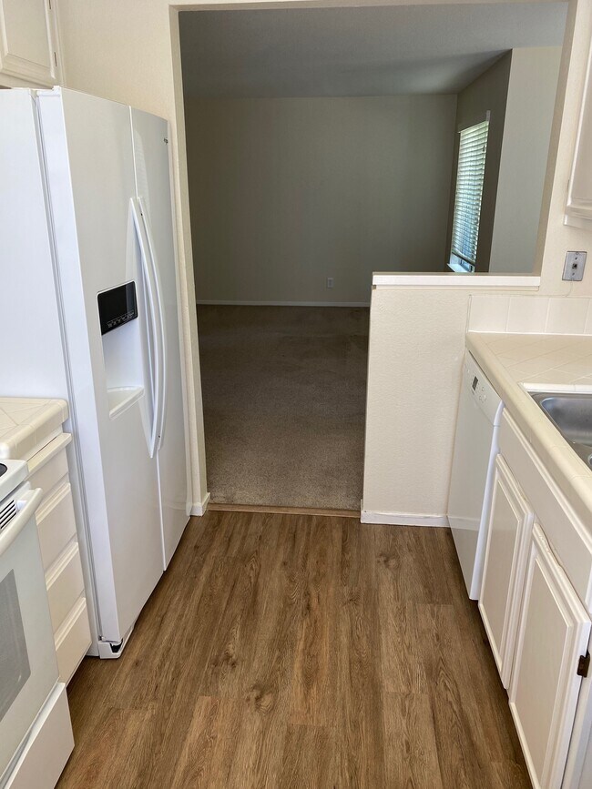 Kitchen - 785 Portwalk Plz