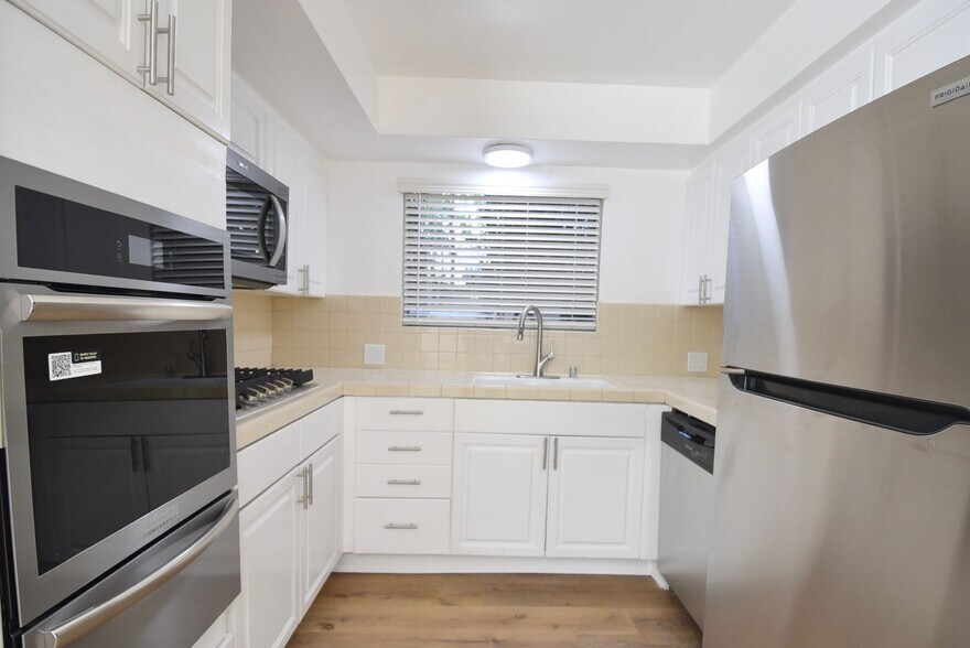 Building Photo - 14706 Dickens St