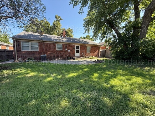 Building Photo - 5825 E Oakwood Dr