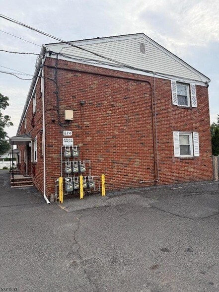Building Photo - 824 Bayway