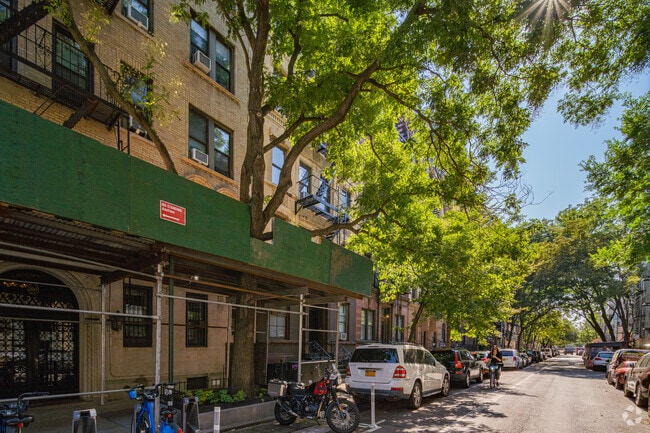 209 E Tenth St New York, NY 10003 - 209 E Tenth St