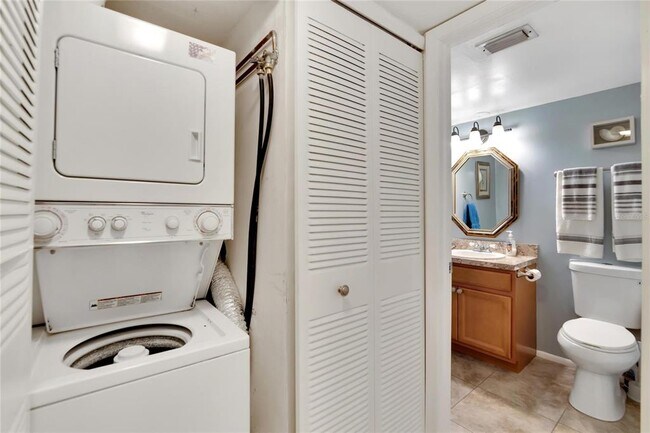 Building Photo - 7700 Sun Island Dr S