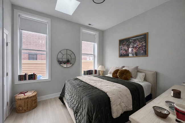 Building Photo - 1535 N Maplewood Ave