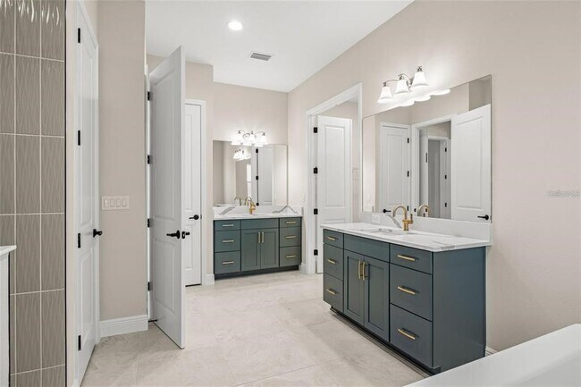 Building Photo - 1953 Arching Br