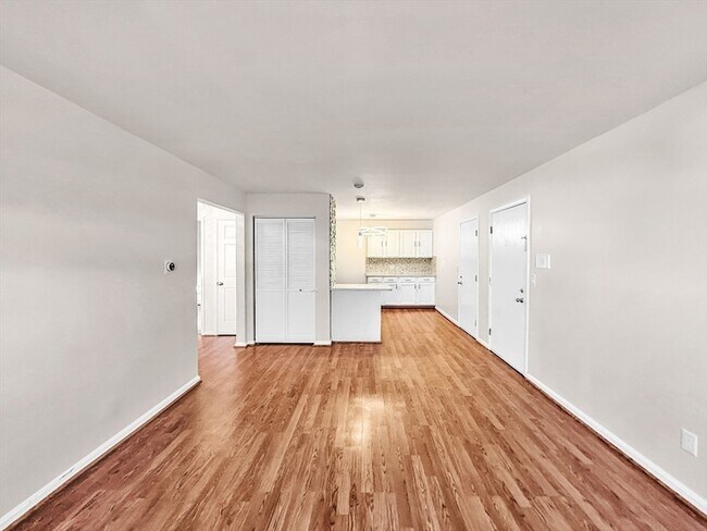 Building Photo - 6 Venice St