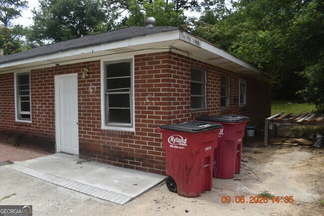 Building Photo - 1387 Dewey St