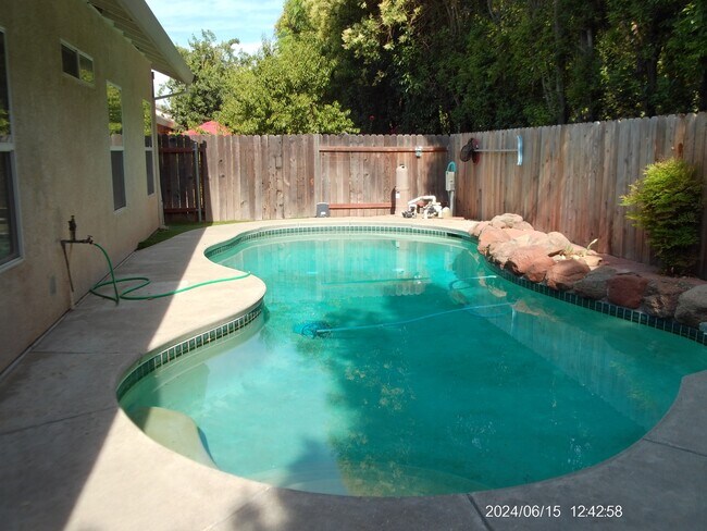 Building Photo - 1007 Mariposa Dr