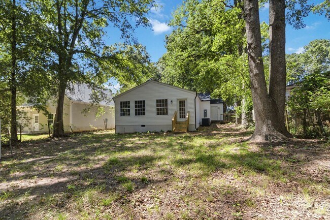 Building Photo - 707 Blair St