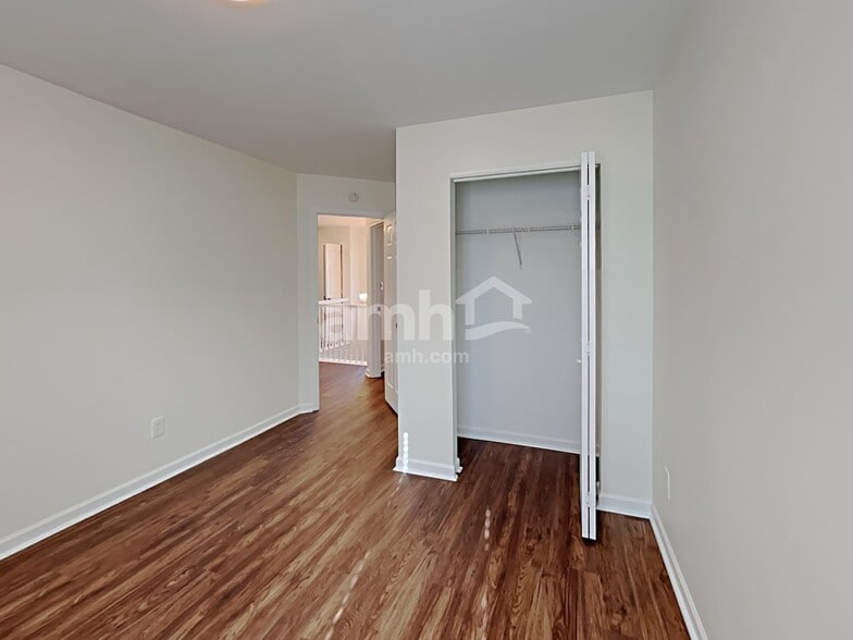 Building Photo - 2026 Oakbluff Way SW