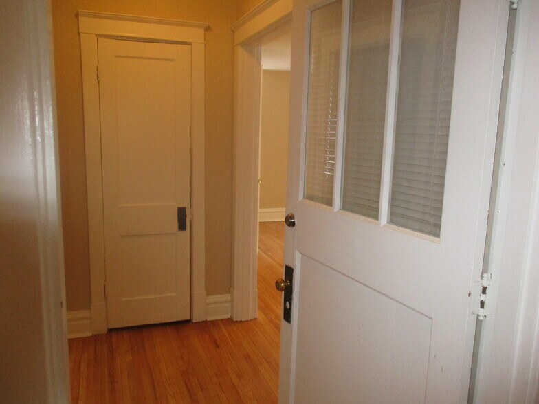 Foyer - 5818 S Grand Blvd