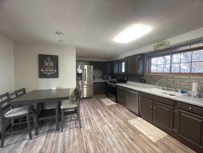 Building Photo - 3 bedroom 2 bathroom lake house for rent!