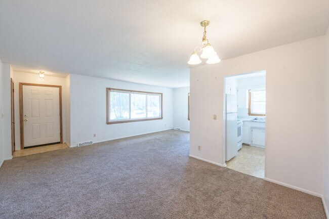 Building Photo - Beautiful 2Bed 1Bath Bloomington Twin Home...