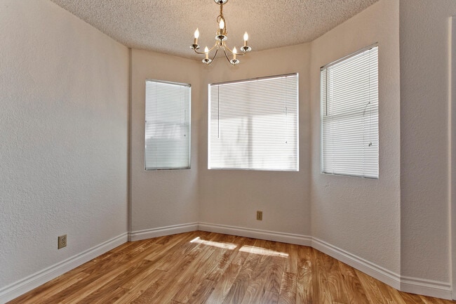 Building Photo - 1ST FLOOR CONDO CLOSE TO SUMMERLIN