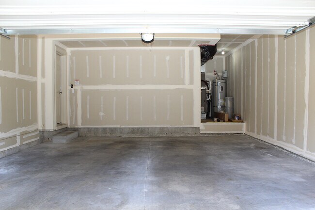 Building Photo - 321 NE Edgeway Drive