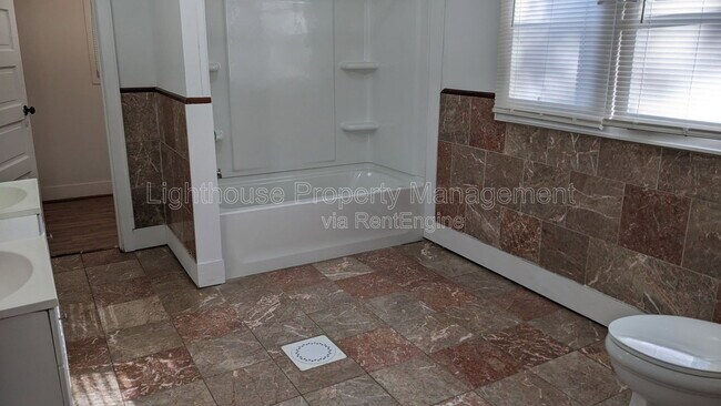 Building Photo - 511 Locust St