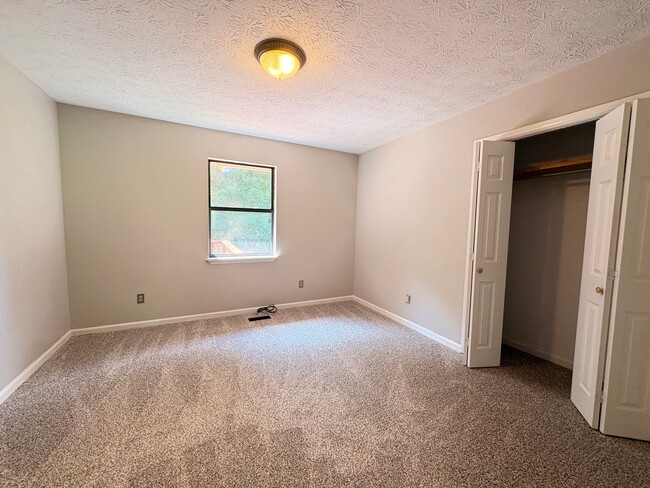 Building Photo - 901 Locke Dr