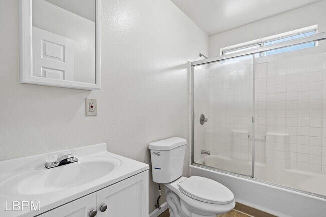 Building Photo - 4 br, 2.5 bath House - 417 E 41st St