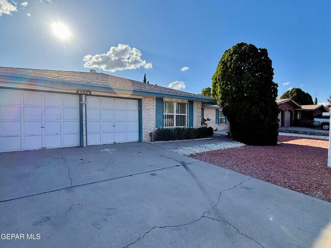 Building Photo - 1649 Lomaland Dr
