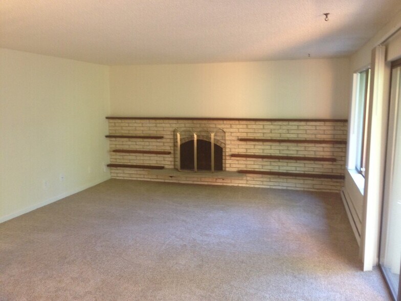 Empty Living Area - 6125 NE 193rd Place